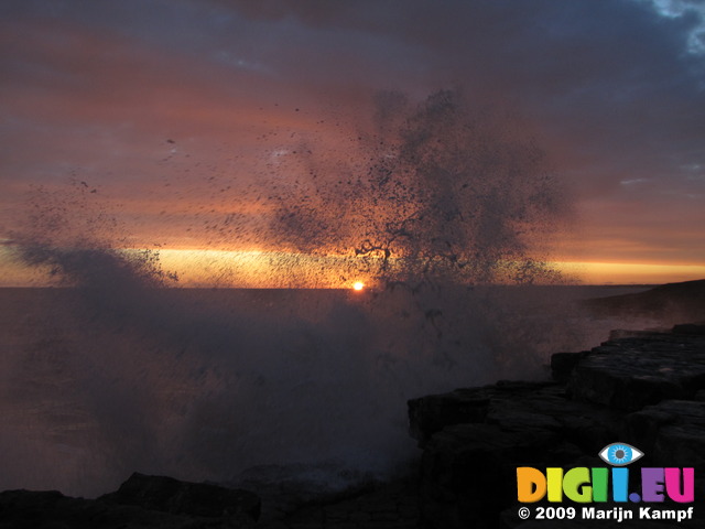 SX03964 Waves splashing with sunset